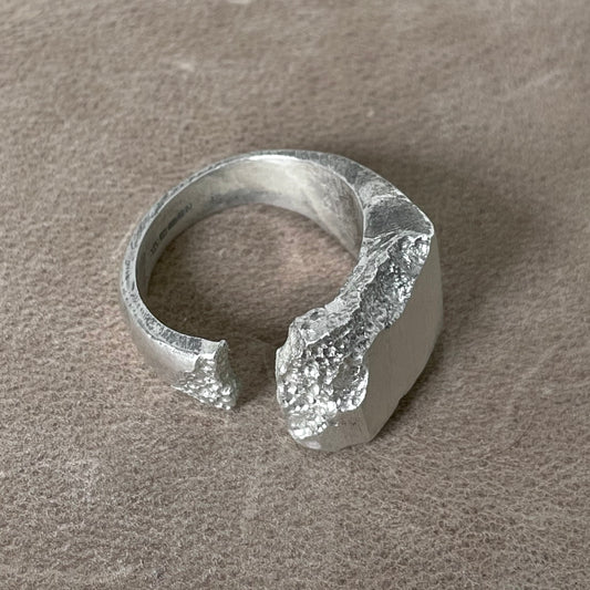 Cracked antique ring